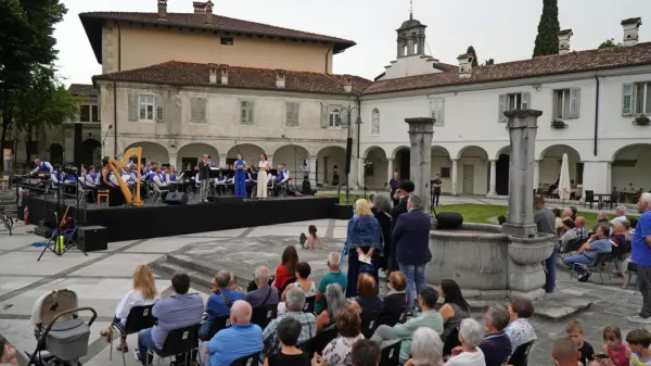 Nastopi slovensko-italijanskega orkestra GONG in še nekaterih 
drugih izvajalcev so navdušili prisotne. 