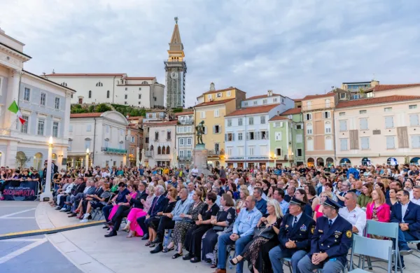 Občine Piran, Izola, Ankaran in Mestna občina Koper so letos 
znova združile moči ob dnevu državnosti in organizirale skupno 
slavnostno prireditev v Piranu.