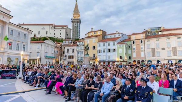 Občine Piran, Izola, Ankaran in Mestna občina Koper so letos 
znova združile moči ob dnevu državnosti in organizirale skupno 
slavnostno prireditev v Piranu.