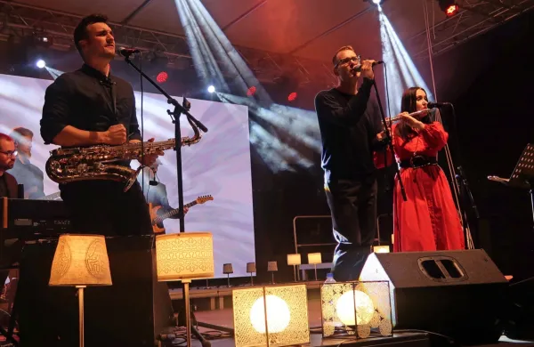 Divje jezero s Tinkaro Kovač in njeno flavto z novim albumom Prva 
stran.