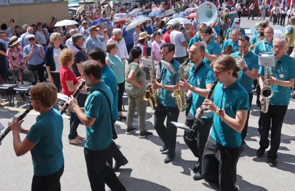 Solidarnostni koncert za PB Franja Bratje zapojmo so uvedli cerkljanski godbeniki in praporščaki.