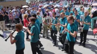 Solidarnostni koncert za PB Franja Bratje zapojmo so uvedli cerkljanski godbeniki in praporščaki.