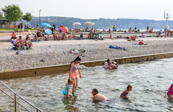 Ena najbolj priljubljenih plaž v Izoli je plaža na Svetilniku.