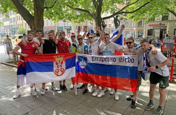 Navijači Slovenije in Srbije so se družili pred medsebojno tekmo. 
Na fotografiji iz Münchna je skupina posoških privržencev iz 
Prapetnega  Brda. 