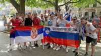 Navijači Slovenije in Srbije so se družili pred medsebojno tekmo. 
Na fotografiji iz Münchna je skupina posoških privržencev iz 
Prapetnega  Brda. 