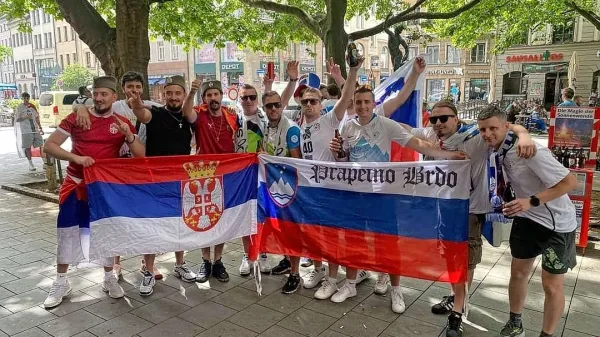 Navijači Slovenije in Srbije so se družili pred medsebojno tekmo. 
Na fotografiji iz Münchna je skupina posoških privržencev iz 
Prapetnega  Brda. 