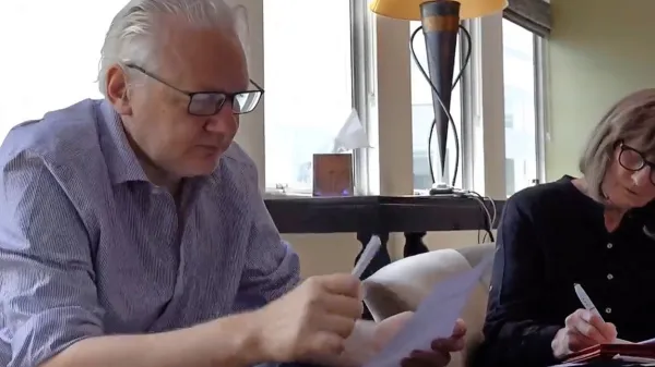 Assange po dogovoru z ameri&scaron;kim ministrstvom za pravosodje odpustili iz zapora in se lahko vrne v Avstralijo