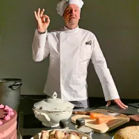 Franko Korošec je v tej predstavi Šef de Žur, ki se ponaša s kar 
sedmimi zvezdicami. 