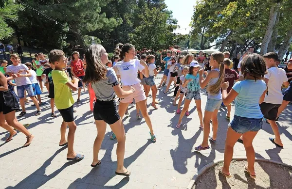 Idealen odklop med počitnicami lahko ponudi organizirano varstvo v družbi novih prijateljev in doživetij.  