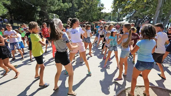 Idealen odklop med počitnicami lahko ponudi organizirano varstvo v družbi novih prijateljev in doživetij.  