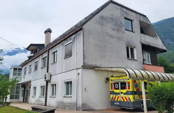 V Zdravstvenem  domu Tolmin  skušajo kadrovsko vrzel  v Bovcu 
zapolniti  z delnim nadomeščanjem, okrepili bodo sestrsko ekipo 
in z julijem odprli ambulanto za neopredeljene.