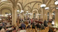 Dunajske kavarne so tradicionalna zbirališča, ki ohranjajo šarm 
tako za domačine kot zvedave turiste.