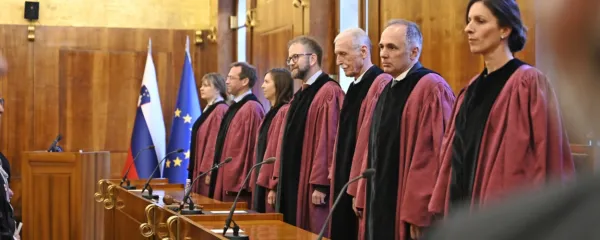 Ker uskladitve sodniških plač ni izpeljal parlament, so način 
izvršitve ustavne določbe določili ustavni sodniki.