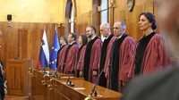 Ker uskladitve sodniških plač ni izpeljal parlament, so način 
izvršitve ustavne določbe določili ustavni sodniki.