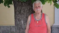 Danjel Rovan ob kostanju, v katerega ga je s cevjo nabite puške 
potiskal častnik jugoslovanske armade.