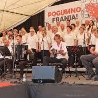 Zelo kakovosten tržaški partizanski pevski zbor Pinko Tomažič je 
skozi minulo, v Sloveniji zaspano, leto zbiral solidarnostni denar 
za obnovo Franje.