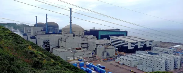 Jedrska elektrarna Flamanville 3 (najbližje na fotografiji) bo do 
konca leta začela obratovati s polno močjo in bo 57. elektrarna v 
francoski jedrski floti. 