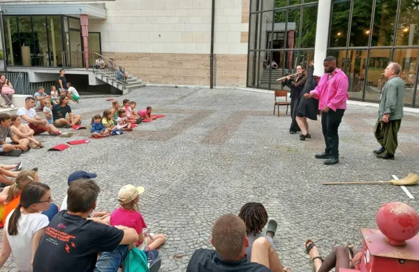 Festival Ana Desetnica v primorska mesta prinaša ulično gledališče.