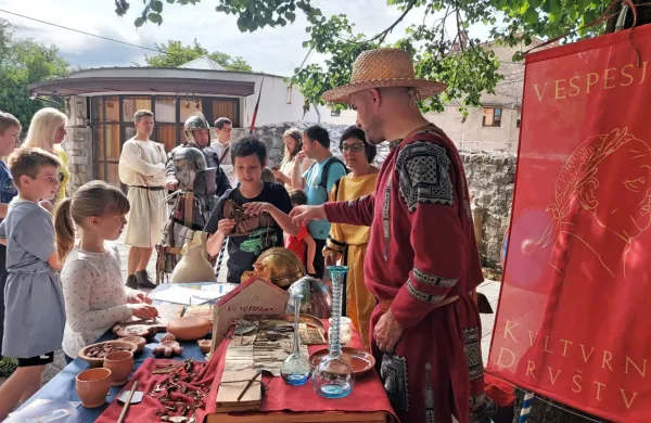 Rimska tržnica je v soboto vabila na julijski festival poznoantične
kulture, ki bo popestril poletje v Ajdovščini.