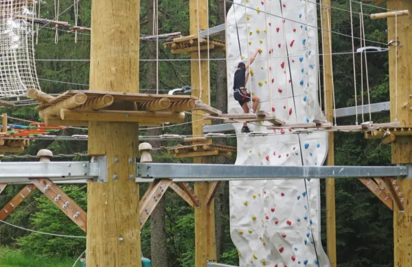 Cerkno: hotel zaprt, adrenalinski park ob vikendih