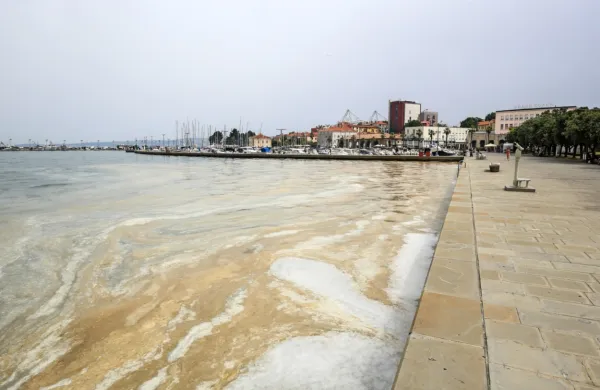 Ali nas ponovno čaka napad rjavo-rumene gmote, se sprašujejo v obalnih mestih.