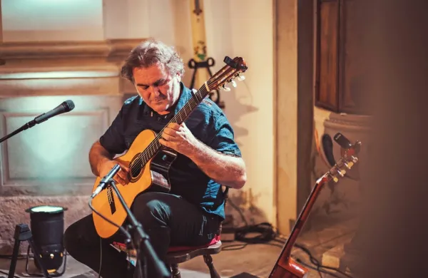 Elvis Šahbaz prihaja iz Cetor nad Izolo, kjer je nedavno ustvaril svoj tretji celovečerni 
album.