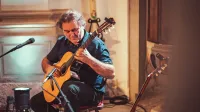 Elvis Šahbaz prihaja iz Cetor nad Izolo, kjer je nedavno ustvaril svoj tretji celovečerni 
album.