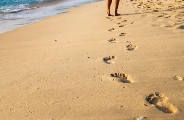 

V daljni preteklosti je človek hodil bos.