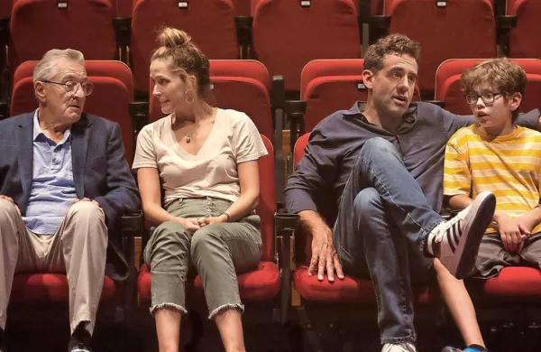 V filmu Ezra glavne vloge odigrajo (z desne): William Fitzgerald v 
naslovni  vlogi, njegovega očeta igra odlični Bobby Cannavale, 
mamo upodobi Rose Byrne, dedka pa legendarni Robert De Niro, 
ki se v vlogah ostarelih osornežev očitno odlično počuti. 

