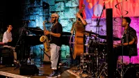 S Tivonom Pennicottom (v ospredju) je nastopil tudi slovenski 
pianist Marko Črnčec (levo).