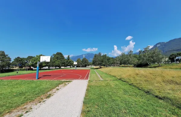 Občina bo od Župnije Šturje kupila zemljišča pod OŠ Šturje in jih tudi v prihodnje namenila športni 
infrastrukturi.   