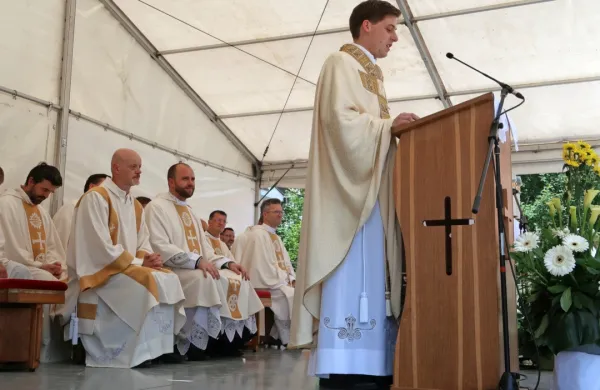 Novomašnik Luka Jesenko (spredaj) in del župnikov v oblačilih z 
všito idrijsko čipko, vsi mašujoči župniki pa v novih plaščih s 
klekljanimi sakralnimi simboli.
