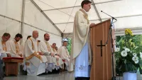 Novomašnik Luka Jesenko (spredaj) in del župnikov v oblačilih z 
všito idrijsko čipko, vsi mašujoči župniki pa v novih plaščih s 
klekljanimi sakralnimi simboli.