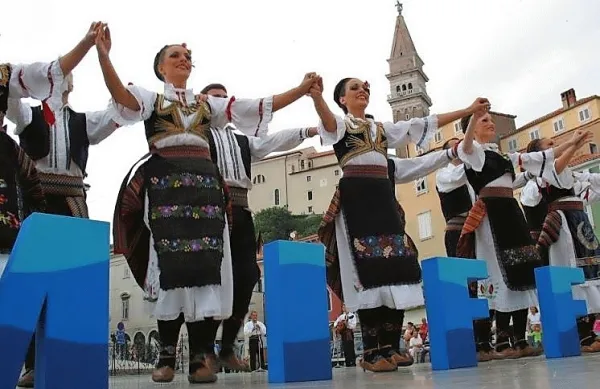 Festival MIFF omogoča prepletanje različnih kultur ter ohranja in 
spodbuja zanimanje za ljudski ples. 