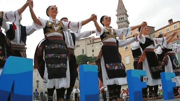 Festival MIFF omogoča prepletanje različnih kultur ter ohranja in 
spodbuja zanimanje za ljudski ples. 