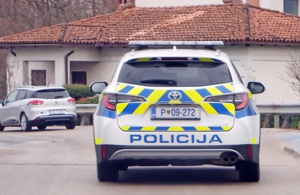 Policisti  so  sredi  maja  ustavljali  avto,  ki ga  je  vozil  30-letni  voznik,  
a  se  ta za  njihove znake  ni  zmenil,  nato pa je  poskušal  pobegniti še  
peš.  