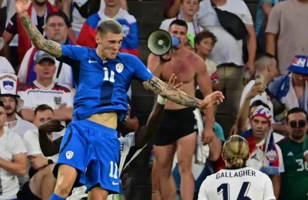 Benjamin Šeško (v modrem dresu)  kljub strelski ničli na Euru ostaja slovenski nogometni diamant.