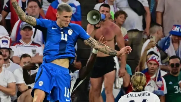 Benjamin Šeško (v modrem dresu)  kljub strelski ničli na Euru ostaja slovenski nogometni diamant.