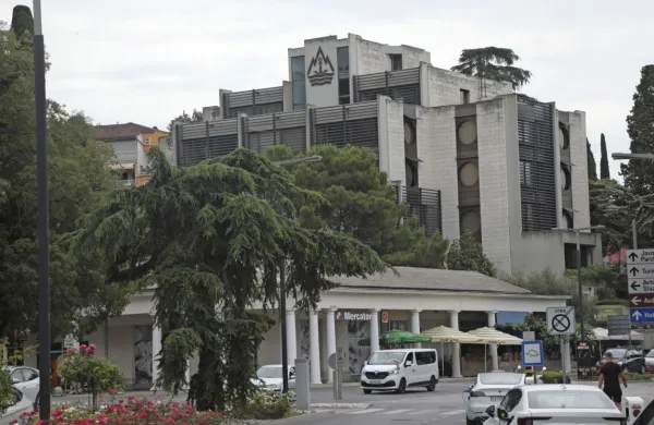 Novi lastniki so  prvi  del  kupnine  za  znamenito  stavbo  Splošne  
plovbe  že  plačali.