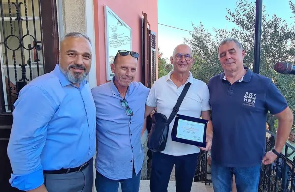 Dobitnika priznanja, brata Kalif in Mehmed - Megi Glavaš (v 
sredini) v družbi koprskega podžupana Janeza Starmana in 
predsednika sveta KS Žusterna Igorja Čurina (desno).  