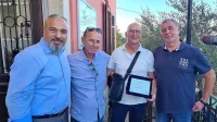 Dobitnika priznanja, brata Kalif in Mehmed - Megi Glavaš (v 
sredini) v družbi koprskega podžupana Janeza Starmana in 
predsednika sveta KS Žusterna Igorja Čurina (desno).  