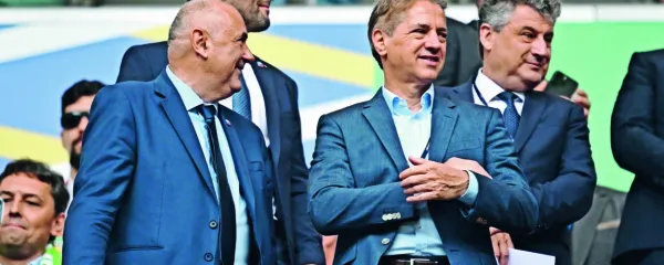 Premier Robert Golob si je na evropskem prvenstvu ogledal 
nogometno tekmo v Münchnu, v ponedeljek tudi v Frankfurtu. Z 
evropskimi volitvami se je končal prvi polčas njegove vlade. 
Vmesni rezultati bi morali biti zanj zelo skrb zbujajoči, saj kažejo, 
da vlada s svojimi potezami tlakuje pot za vrnitev Janeza Janše.