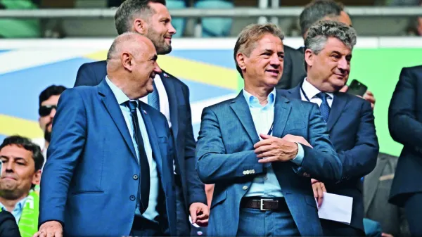 Premier Robert Golob si je na evropskem prvenstvu ogledal 
nogometno tekmo v Münchnu, v ponedeljek tudi v Frankfurtu. Z 
evropskimi volitvami se je končal prvi polčas njegove vlade. 
Vmesni rezultati bi morali biti zanj zelo skrb zbujajoči, saj kažejo, 
da vlada s svojimi potezami tlakuje pot za vrnitev Janeza Janše.