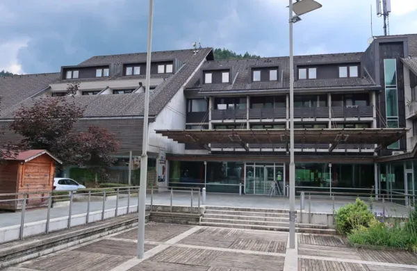 Za celovito obnovo zaprtega Hotela Cerkno in ureditev novih 
stanovanj nad nekdanjo trgovino (levo) bo treba počakati na 
lokacijsko preveritev prostora.