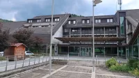 Za celovito obnovo zaprtega Hotela Cerkno in ureditev novih 
stanovanj nad nekdanjo trgovino (levo) bo treba počakati na 
lokacijsko preveritev prostora.