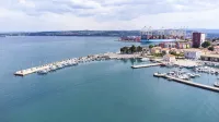 Včeraj je bila površina morja pred Koprom čista, njegova temperatura pa s popoldne izmerjenimi 26,3 stopinje Celzija  prijetna 
za kopanje. 