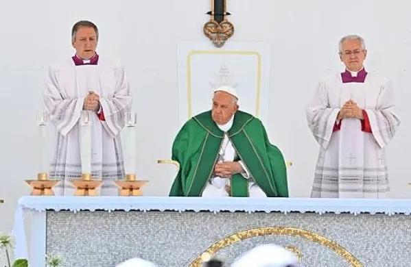 Papež v Trstu: Potrebujemo nemirno vero