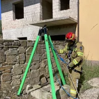 Nad  vodnjakom  so  postavili  trinožca  in  vse  pripravili za  reševanje 
z  vrvno  tehniko.