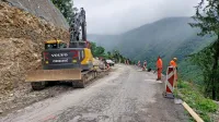 Na usadu pred Grahovim cesto širijo v brežino, naknadno bodo 
sanirali celotno pobočje, ki plazi. 