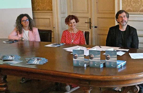 Na predstavitvi sezone SSG (z desne): občinska odbornica za 
gledališča Serena Tonel, predsednica upravnega sveta SSG v 
odhodu Breda Pahor in direktor SSG Pahor Danijel Malalan 